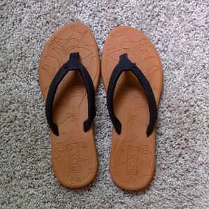 Roxy Black and Tan Sandals, Flip Flops, Snake Skin Pattern